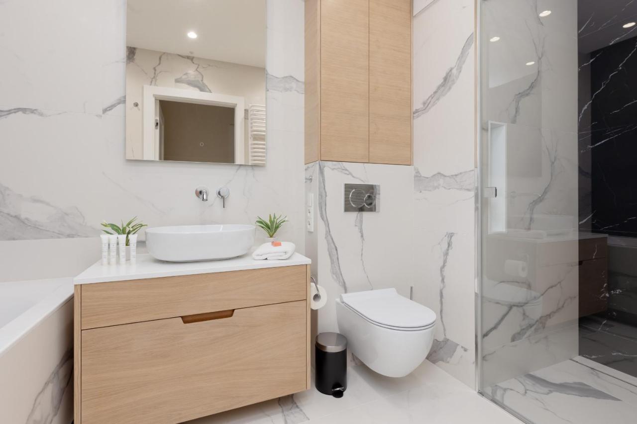 Deluxe Apartment Wronia 45 With Ac, Parking & Balcony By Renters Prestige Varsó Kültér fotó