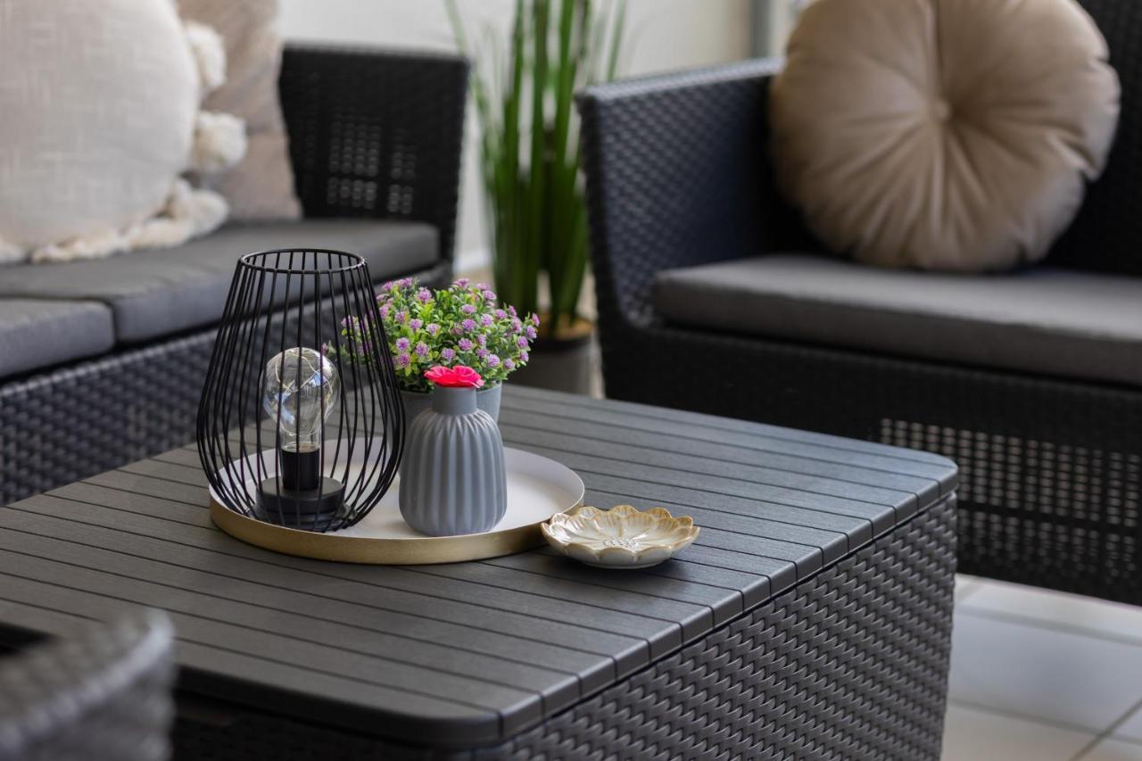 Deluxe Apartment Wronia 45 With Ac, Parking & Balcony By Renters Prestige Varsó Kültér fotó