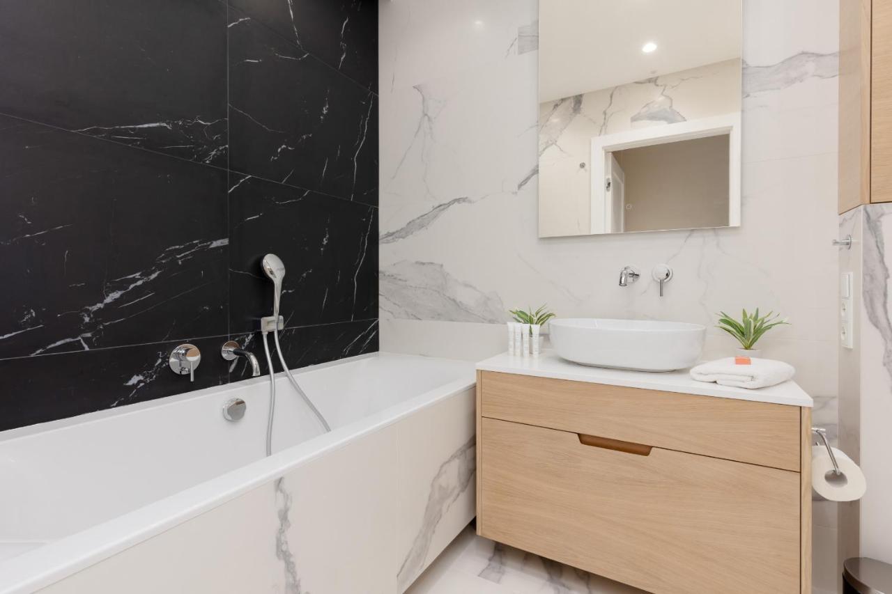 Deluxe Apartment Wronia 45 With Ac, Parking & Balcony By Renters Prestige Varsó Kültér fotó